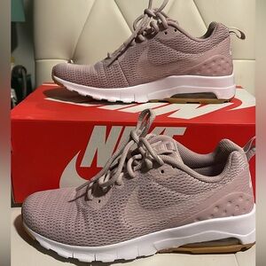 Women Nike air max size 7.5 rose gold color  like new
